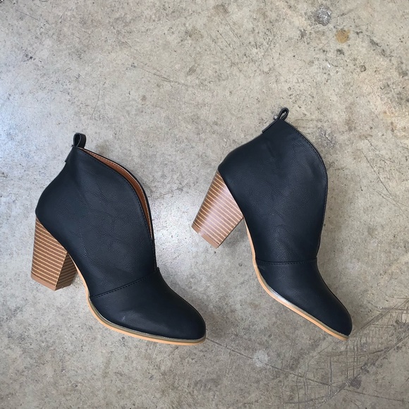 Black V cut black heel - Picture 4 of 4